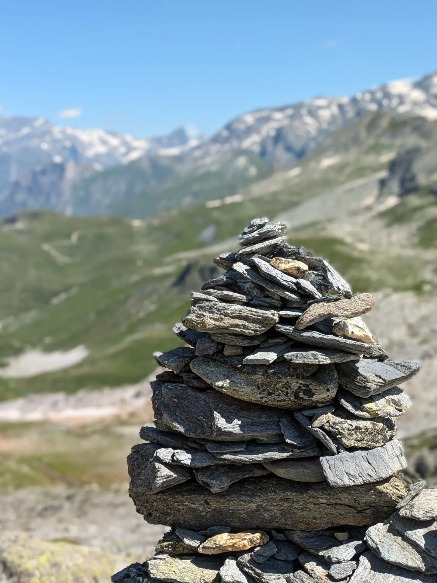 Cairn de pierres marquant un itinéraire de randonnée en haute montagne