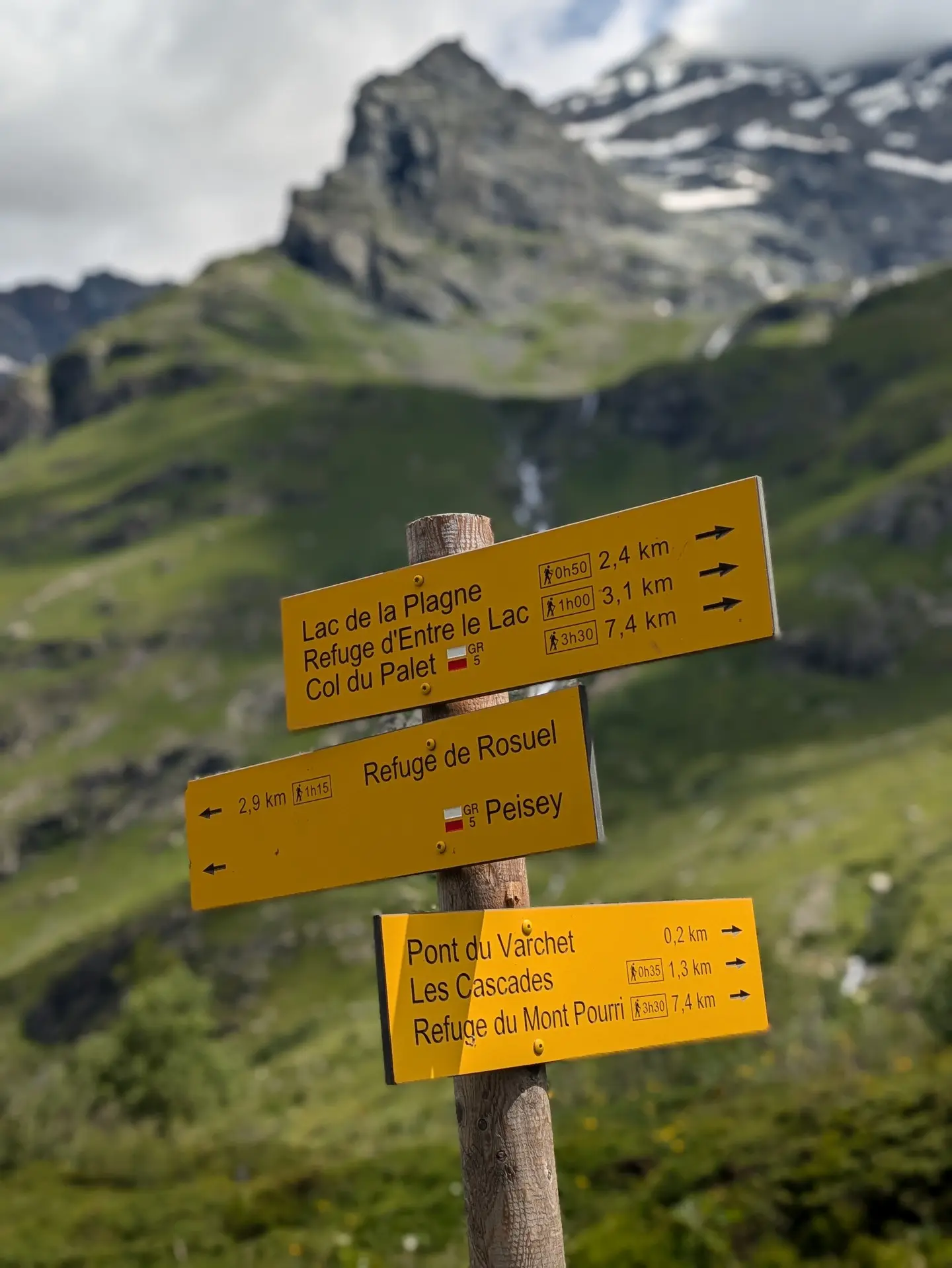 Panneau de balisage jaune sur un sentier de randonnée en Vanoise