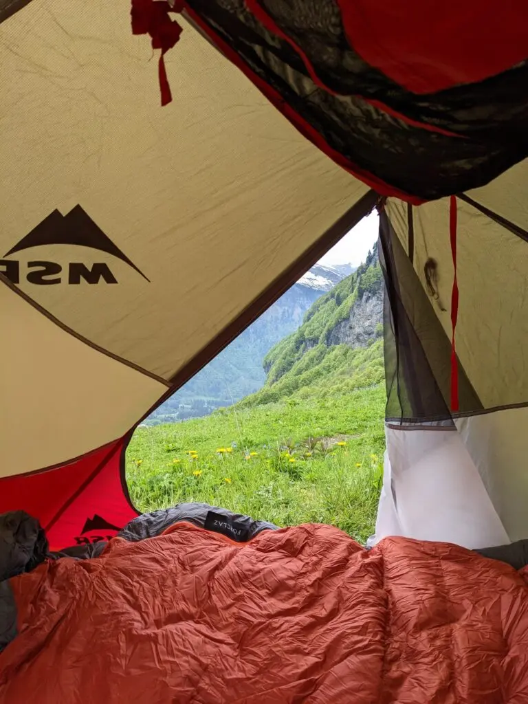 Sac de couchage Simond MT900 0° déplié dans une tente MSR