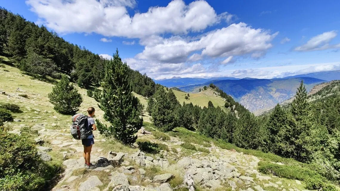 Randonneur sur un sentier des Pyrénées