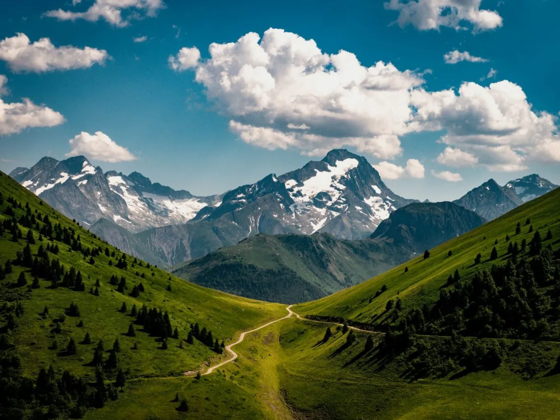 Sentier de randonnée dans une vallée face aux sommets