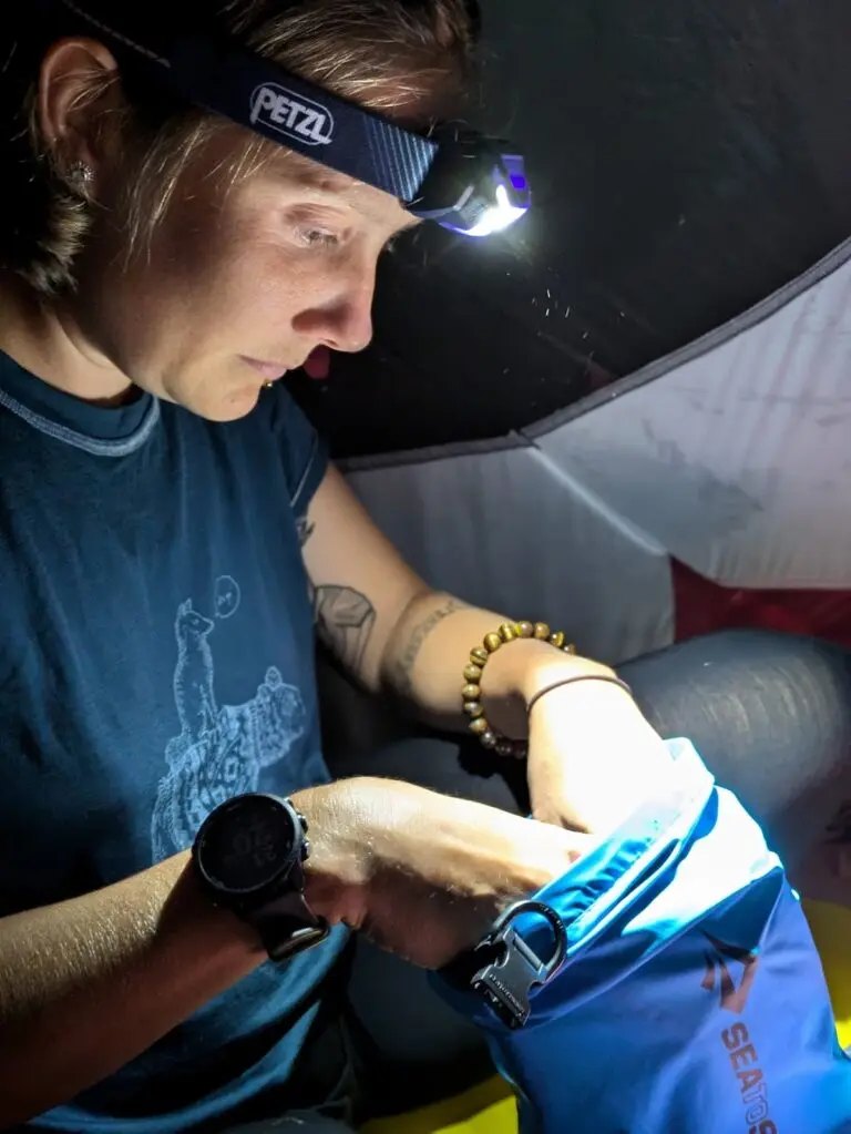 Lampe frontale Petzl Actik Core allumée sous la tente