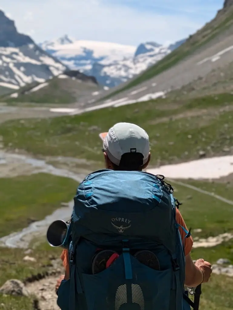 Sac à dos Osprey Atmos AG 50 porté en montagne, système AntiGravity visible