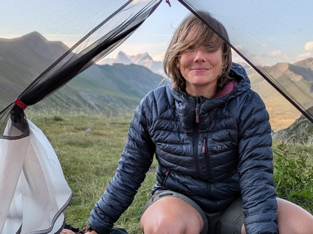 Les meilleures doudounes randonnée femme : comparatif 2025