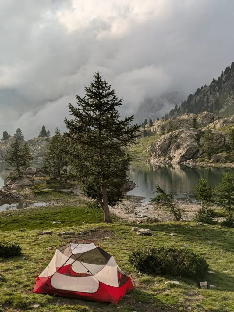 Tente MSR Hubba Hubba montée au bord d'un lac de montagne