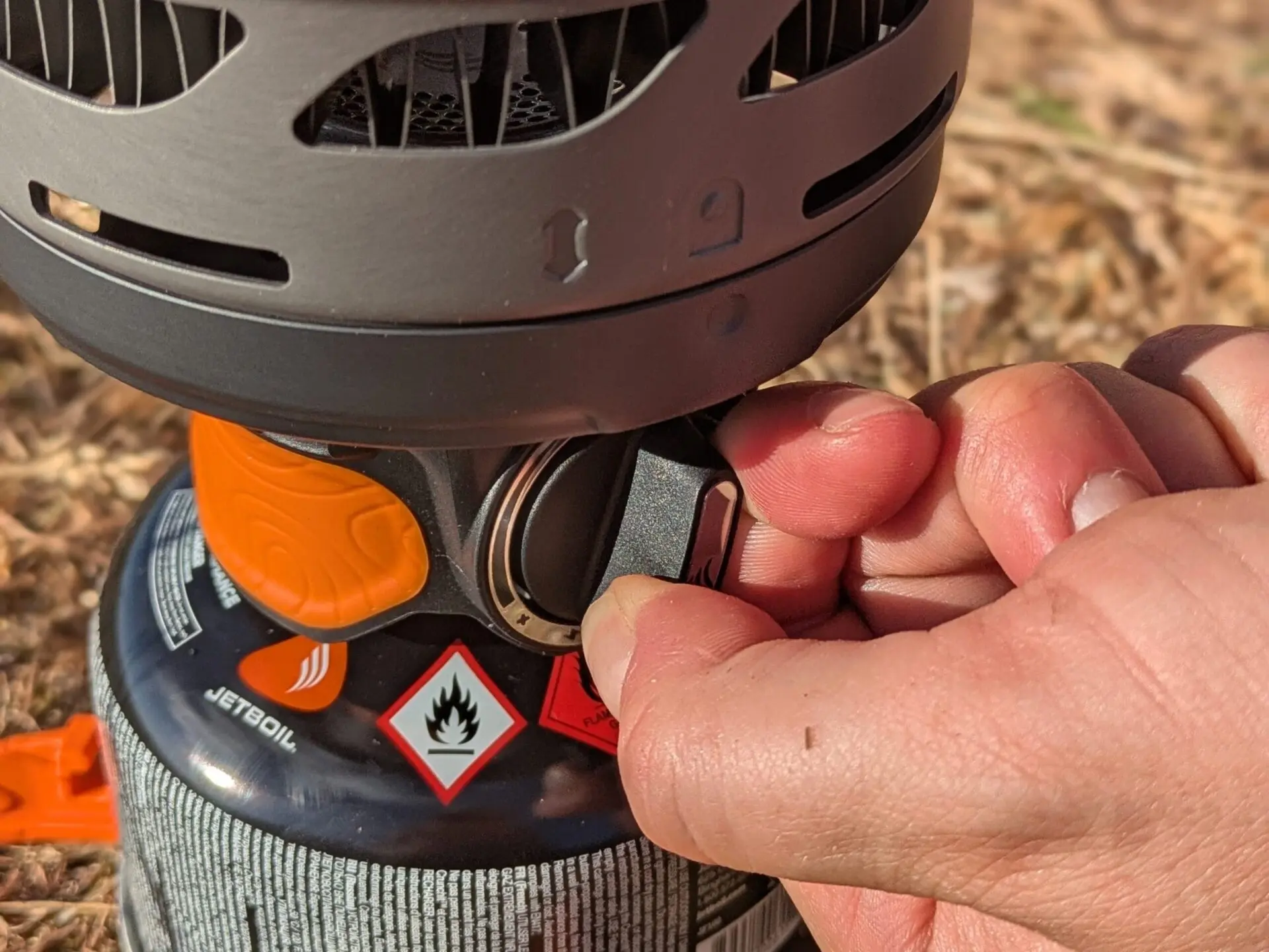 La grande nouveauté : l'allumeur bouton-poussoir — Réchaud Jetboil Flash — Test et avis (2026)