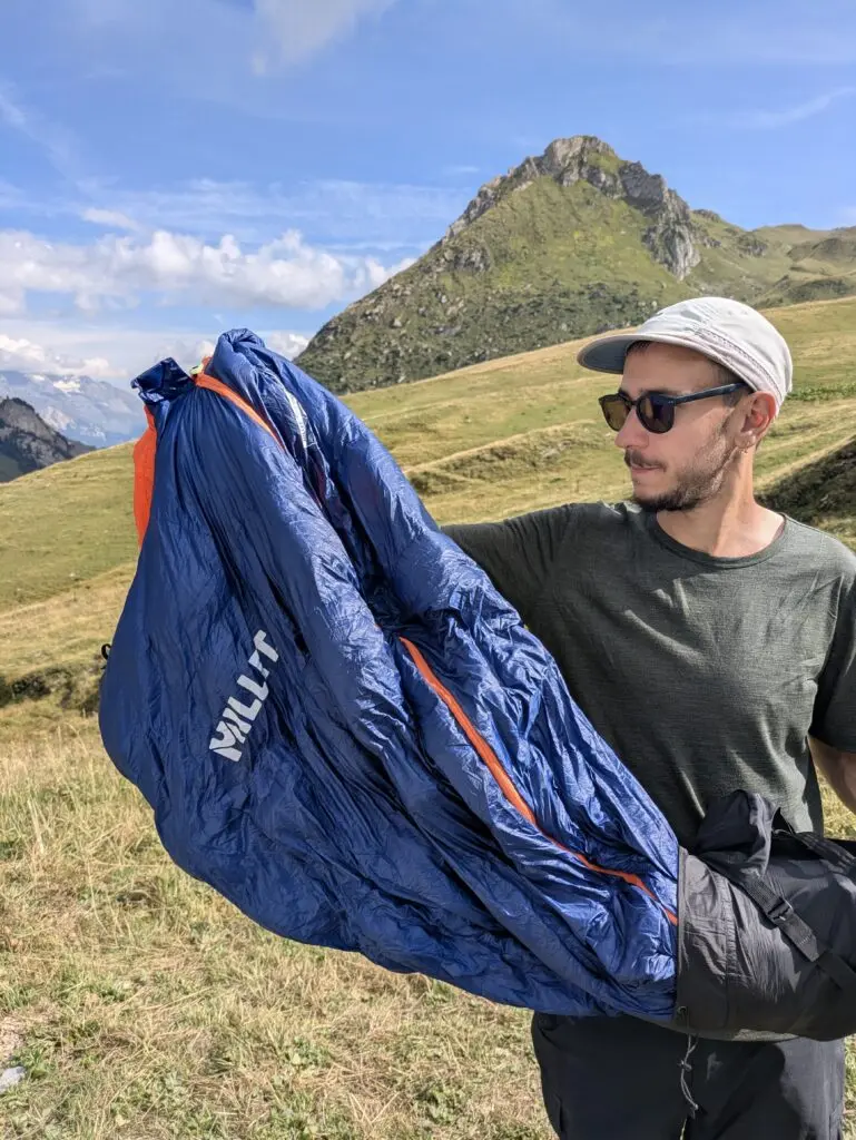 Duvet ou synthétique : notre sac en duvet Millet Light Down -5 °C déplié en montagne
