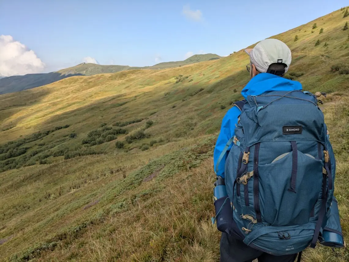 Sac à dos Simond MT500 Air 50+10 L porté sur un sentier de montagne