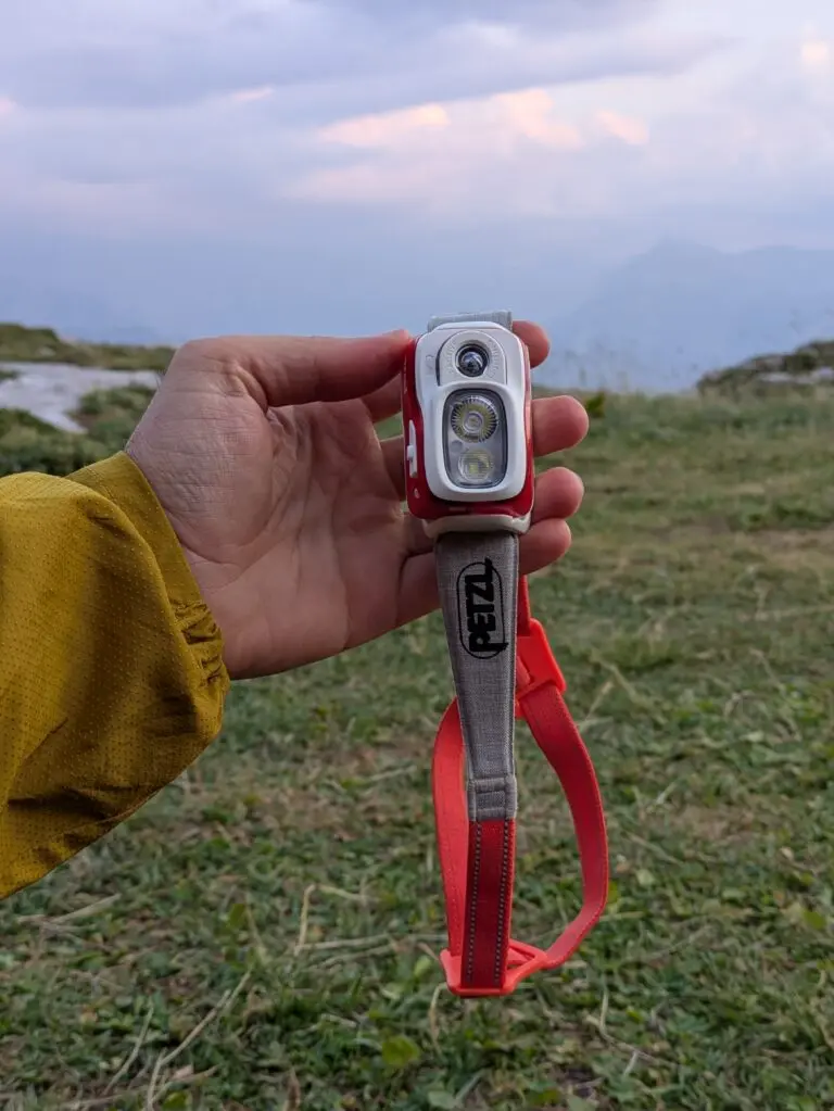 Lampe frontale Petzl Swift RL tenue en main en montagne