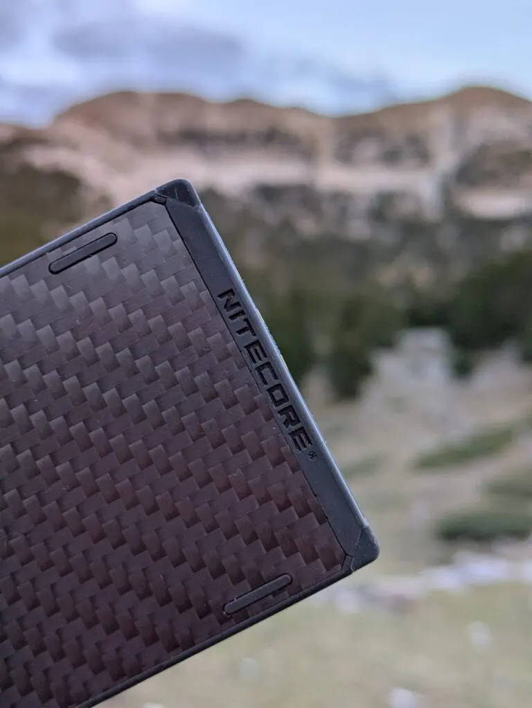 Batterie externe Nitecore NB10000 tenue en main en montagne
