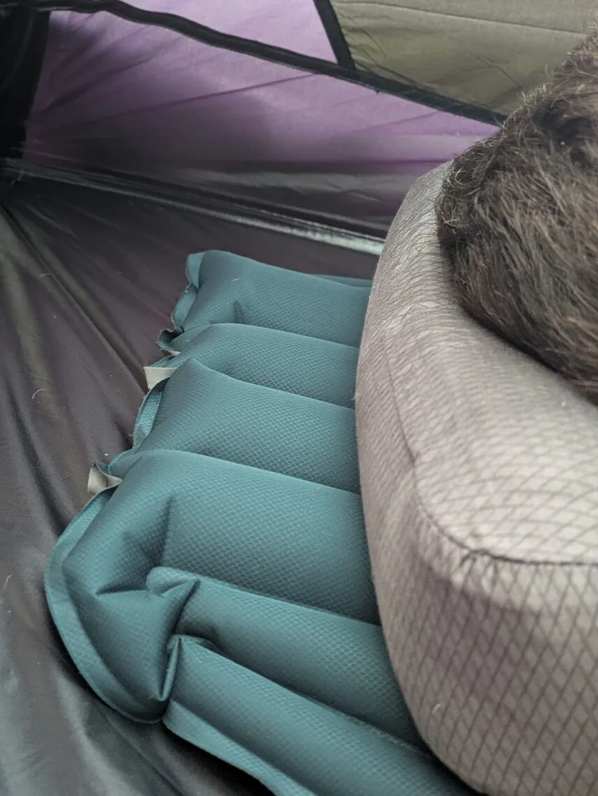 Oreiller Sea to Summit Aeros Ultralight au bivouac, sous la tente