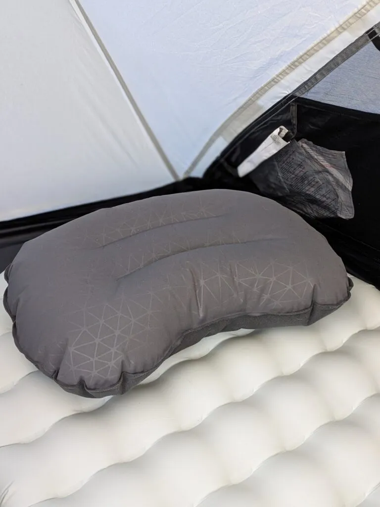 Oreiller Sea to Summit Aeros Ultralight posé sur le matelas, sous la tente