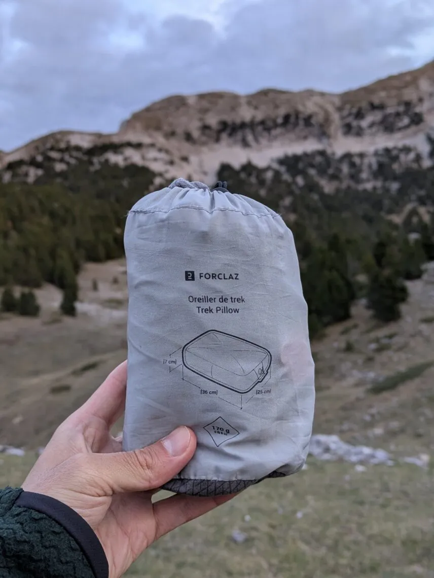 Oreiller Forclaz MT500 rangé dans son sac de rangement