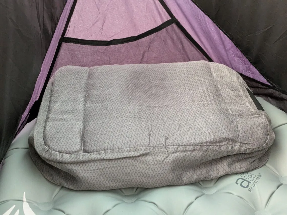 Oreiller Forclaz MT500 sur le matelas gonflable, sous la tente