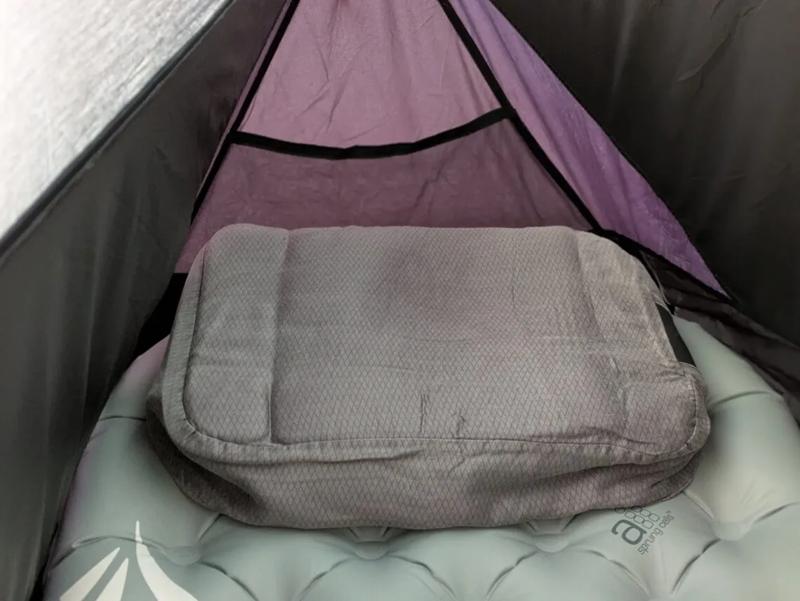 Oreiller Forclaz MT500 au bivouac, sous la tente