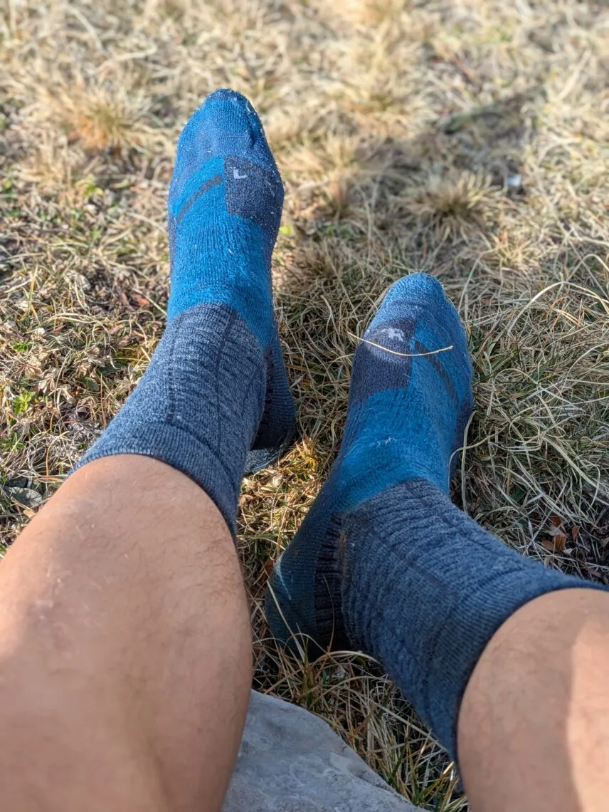 Chaussettes de randonnée en laine mérinos lors d une pause