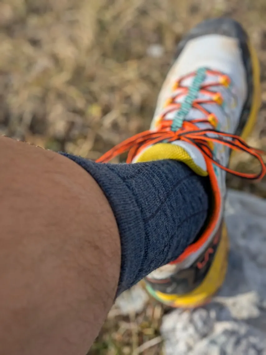 Chaussette de randonnée portée avec une chaussure de trail