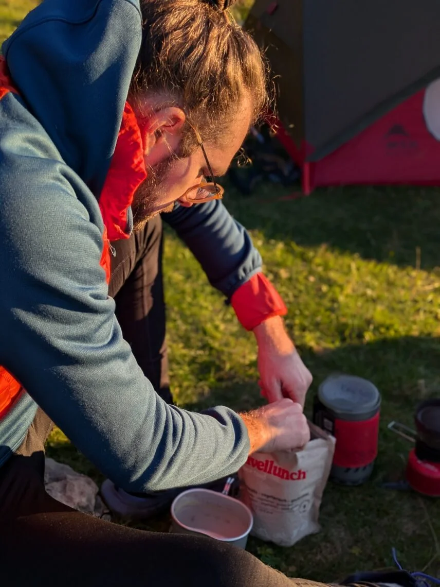 Ouverture d'un sachet de repas lyophilisé à côté du pot du MSR WindBurner