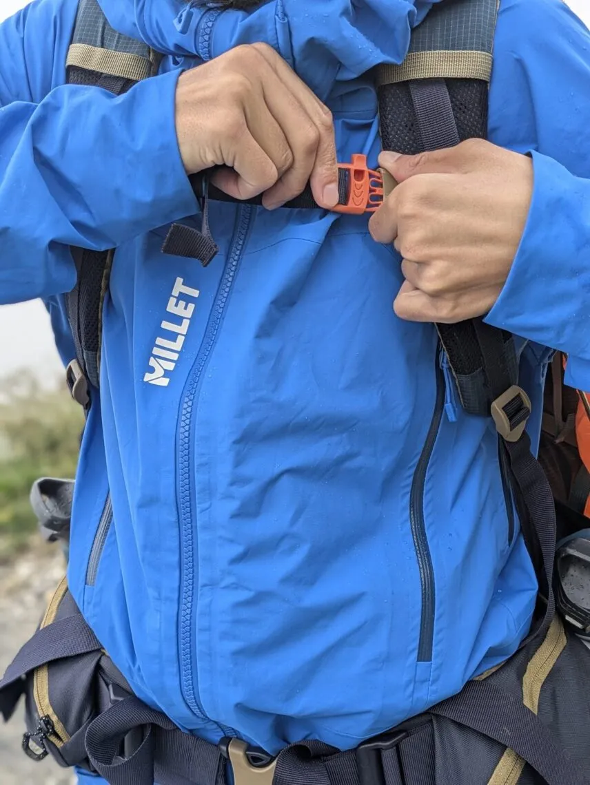 Détail du serrage et de la fermeture d une veste imperméable Millet en randonnée